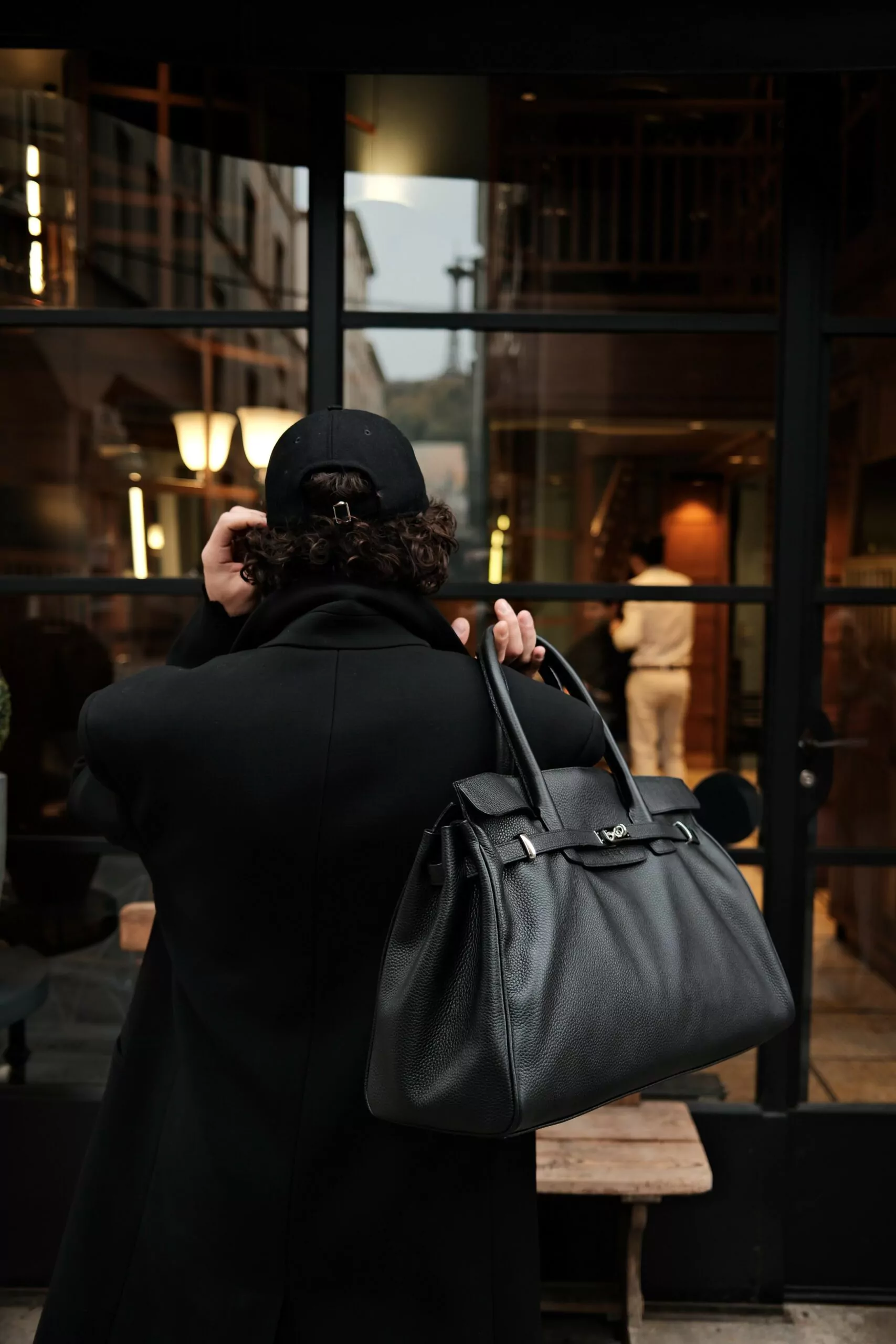 245 LARGE BELLECOUR LOLO NOIR <br> Black grained leather - Image 3