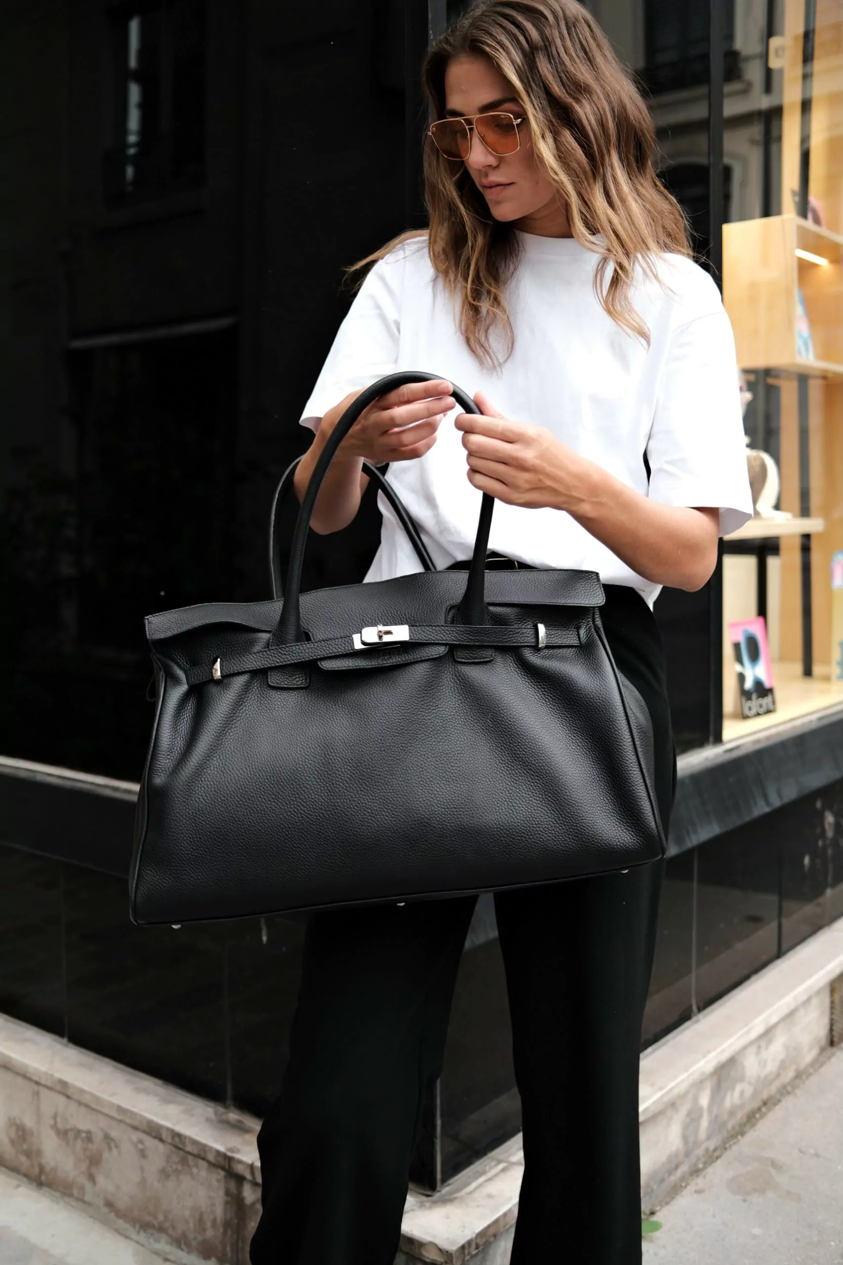 245 LARGE BELLECOUR LOLO NOIR <br> Black grained leather - Image 4