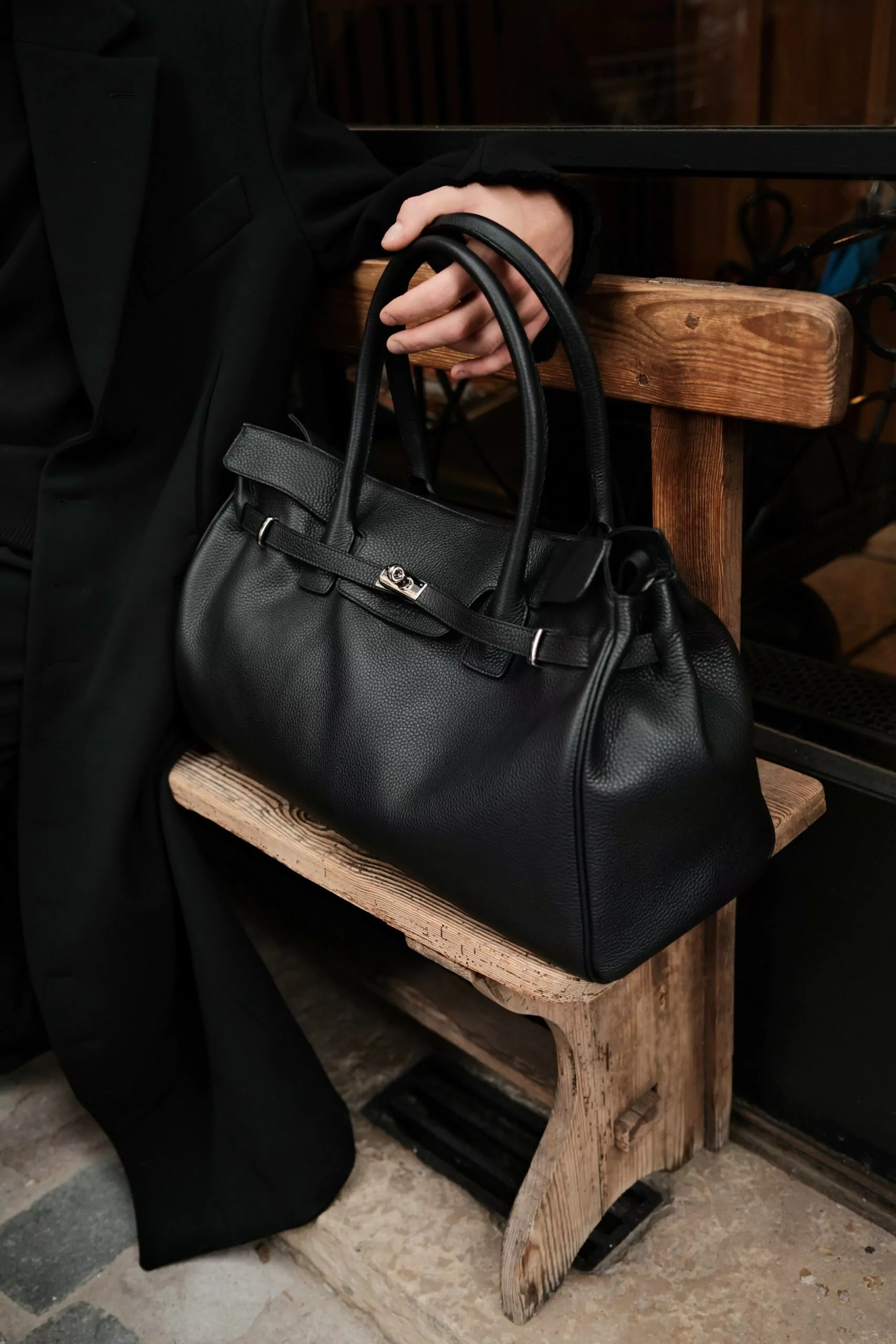 245 LARGE BELLECOUR LOLO NOIR <br> Black grained leather - Image 2